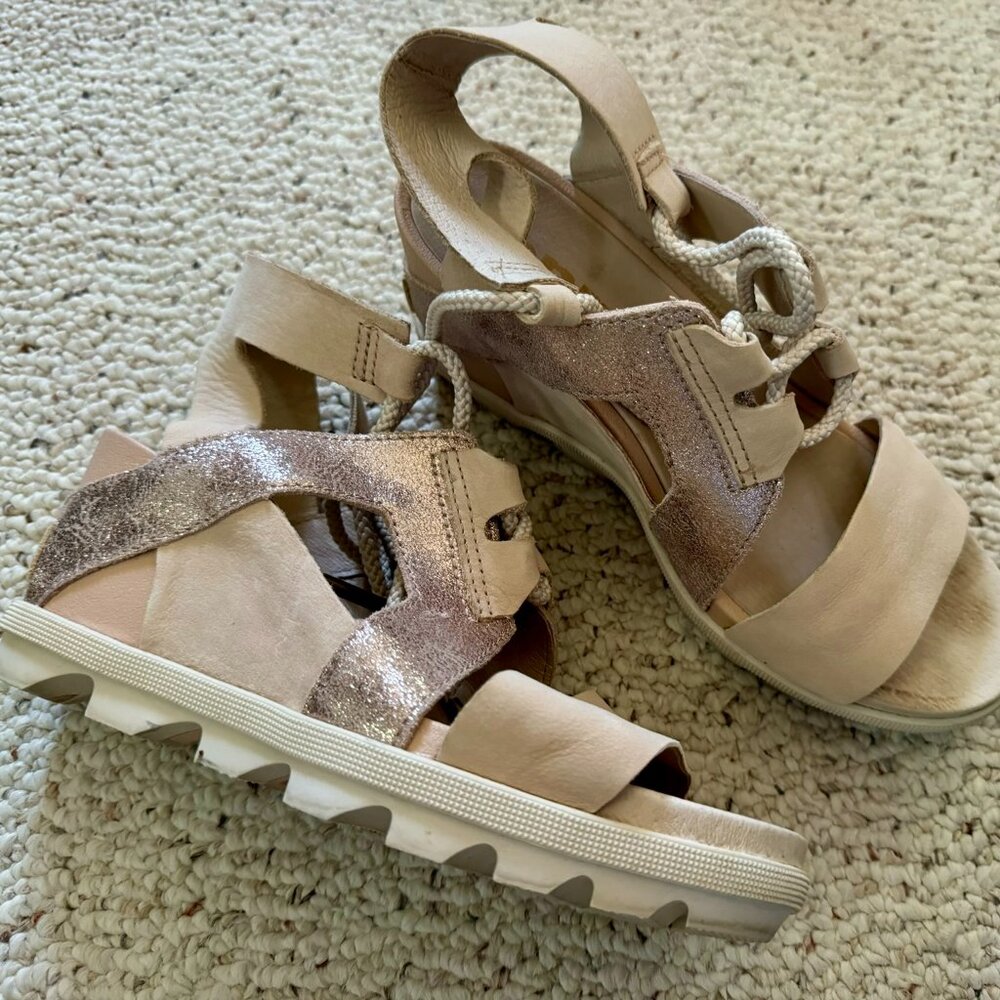 Sorel Joanie II leather tan & metallic rose gold lace-up wedges, womens size 6.5